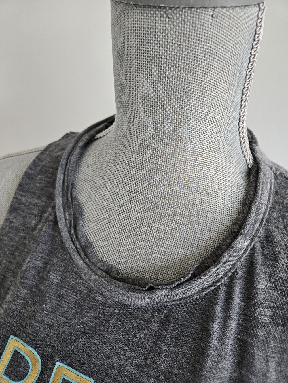 NWT CHASER Woman Gray Sleeveless Top "DREAM BELIEVE YOGA" Size M - Picture 7 of 11